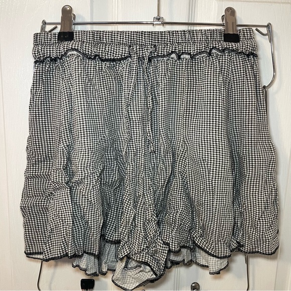 Black and white gingham flowy shorts - Picture 1 of 3
